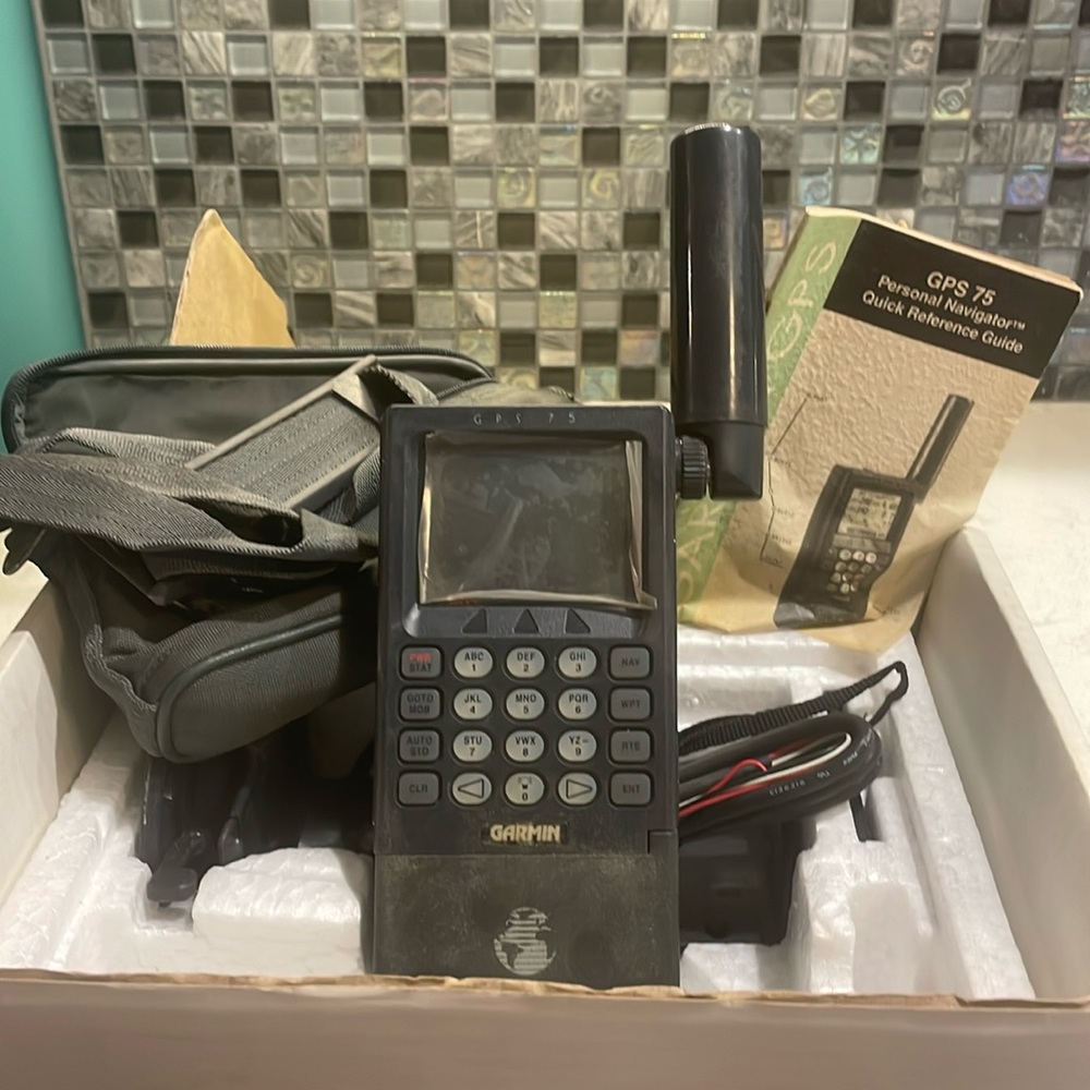 Garmin 75 Personal Navigation System - wires, car mount , manual, battery, case